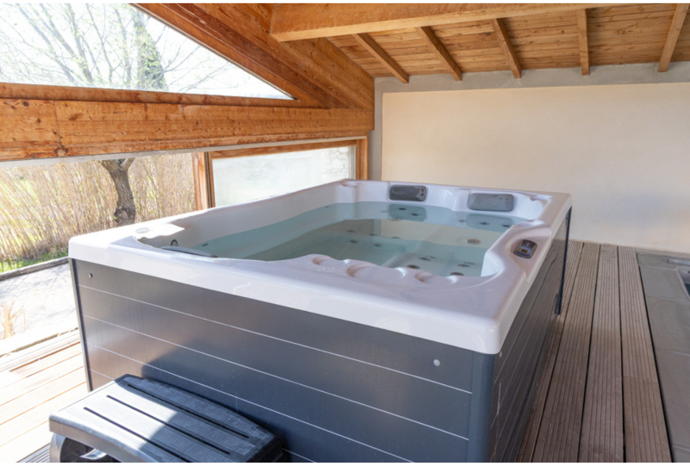 Piscine au cœur de la nature, idéale pour une détente absolue après un séminaire ou un événement en extérieur