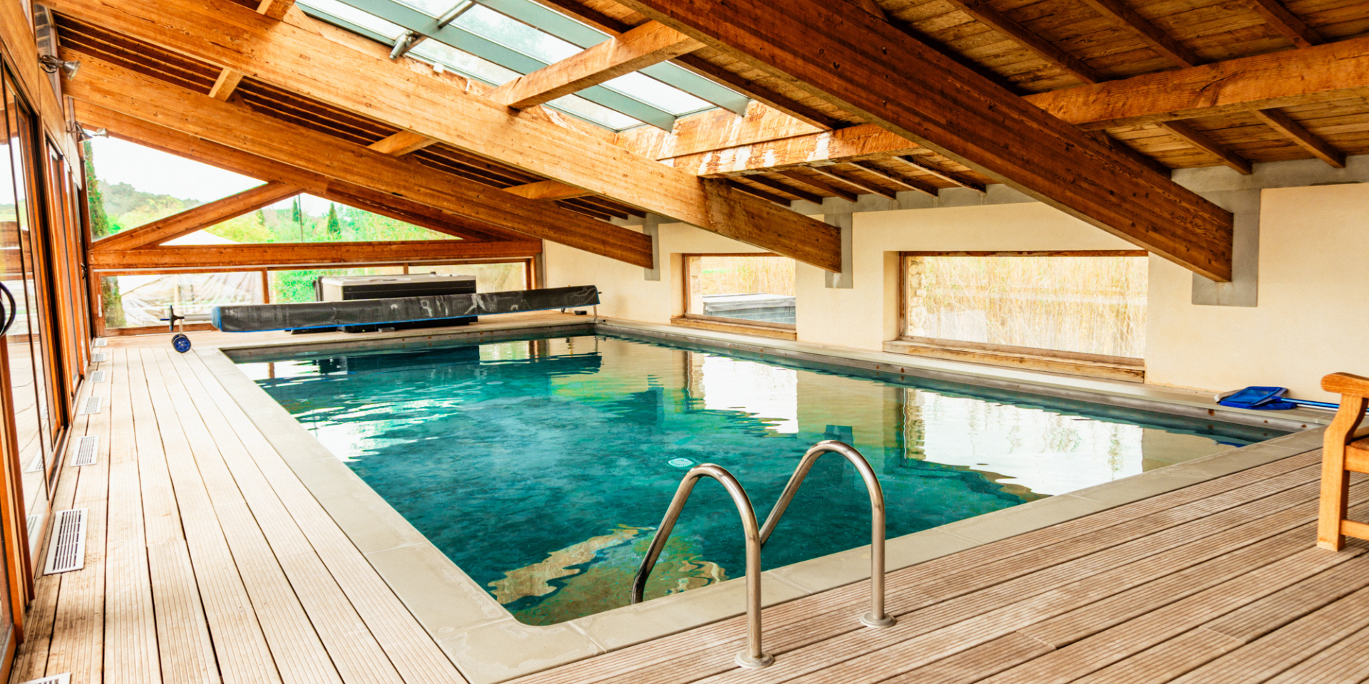 Swimming pool on an estate in Provence, ideal for relaxing after a wedding or a wellness break