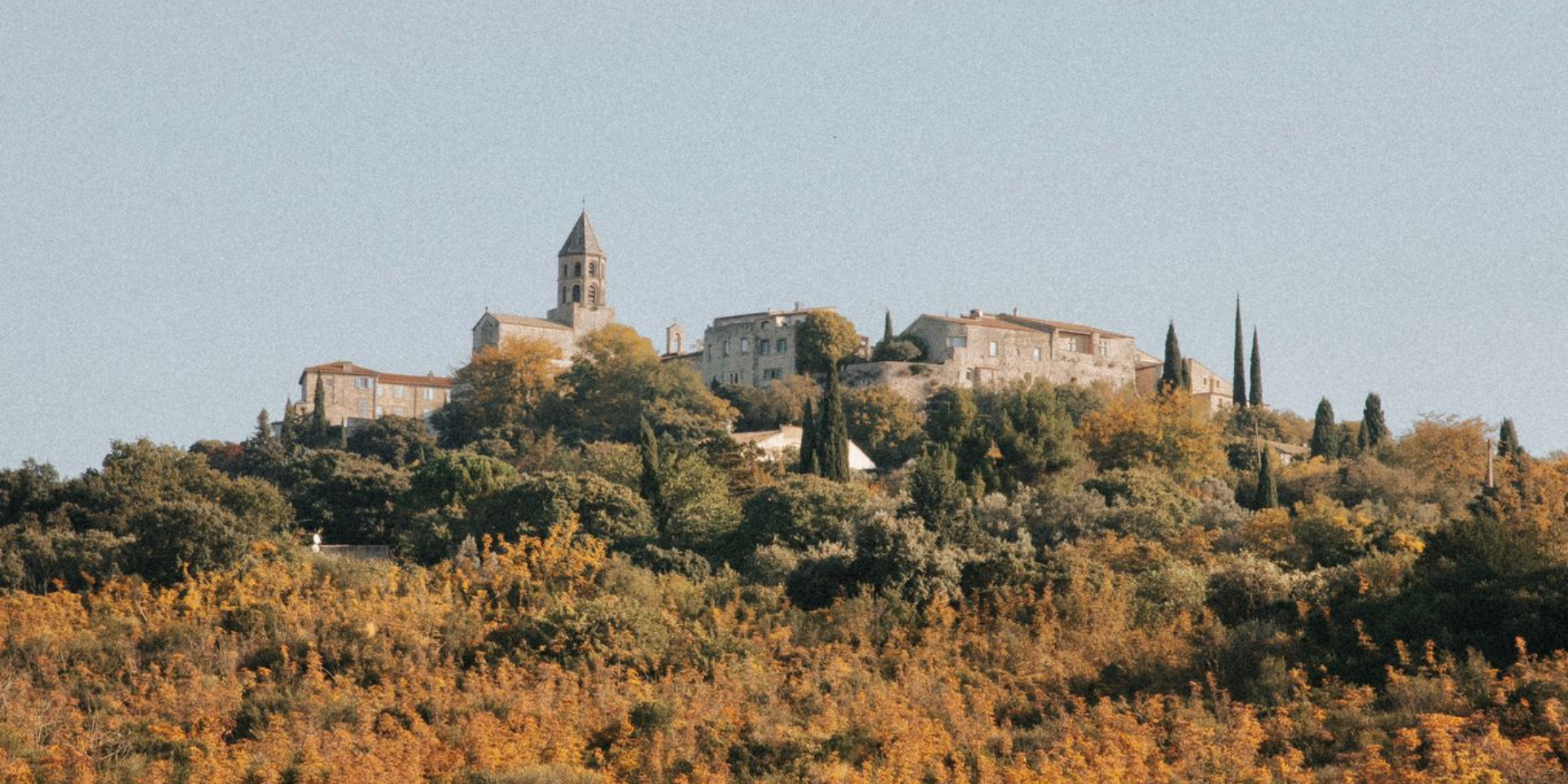 Vue sur les collines de Provence, un cadre naturel idéal pour des mariages ou retraites