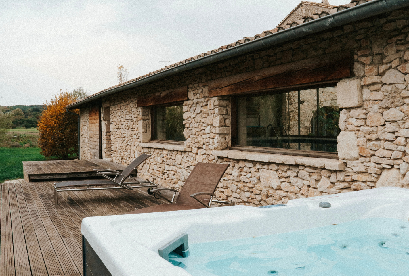 jacuzzi au cœur de la nature, idéale pour une détente absolue après un séminaire ou un événement en extérieur
