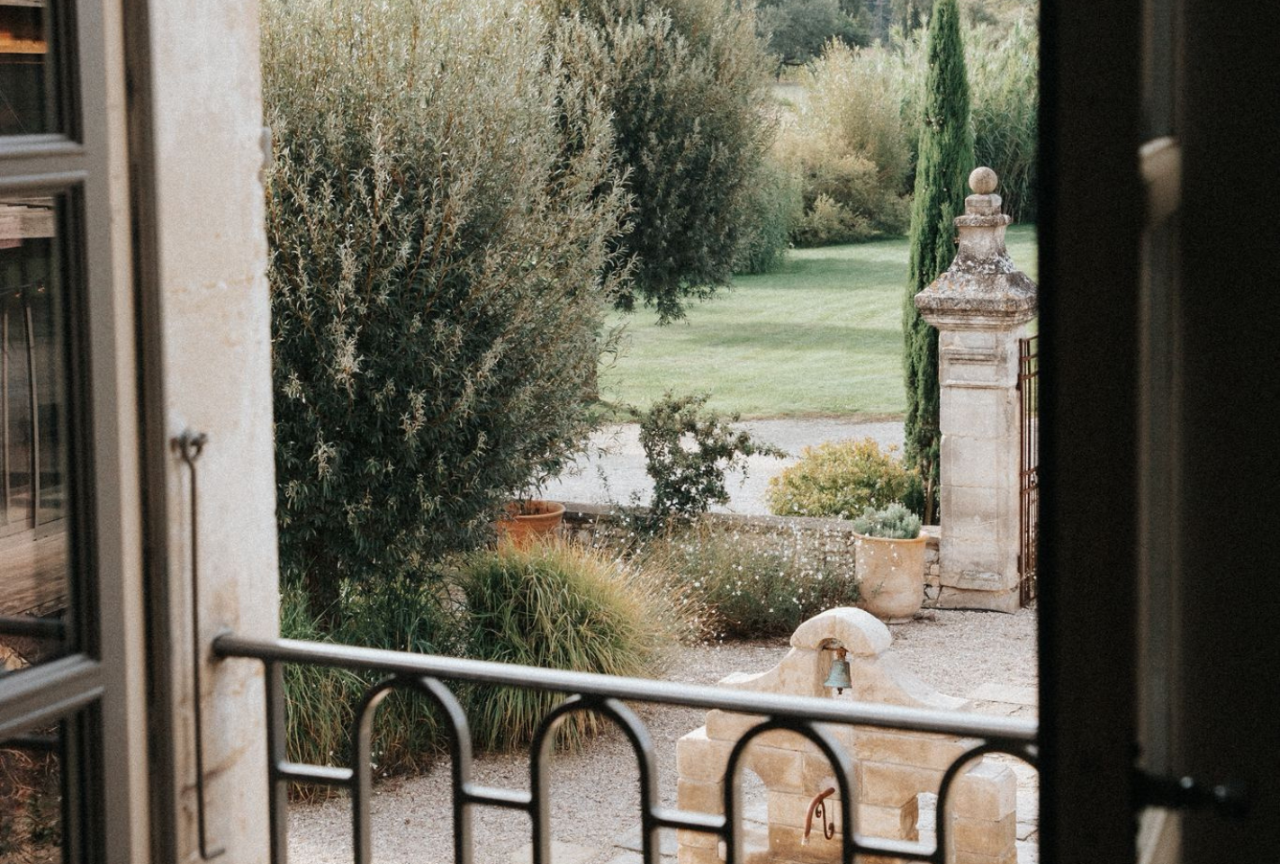 Patio luxuriant en Provence, parfait pour un mariage en plein air ou un événement en nature