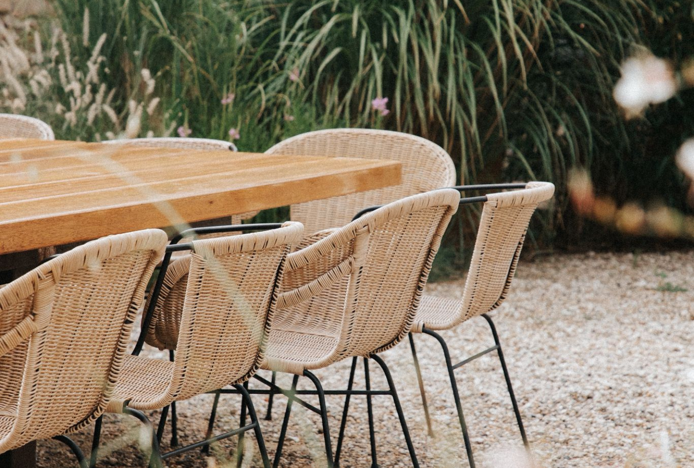 Patio provençal avec des plantes aromatiques, un espace calme pour se ressourcer en toute sérénité.