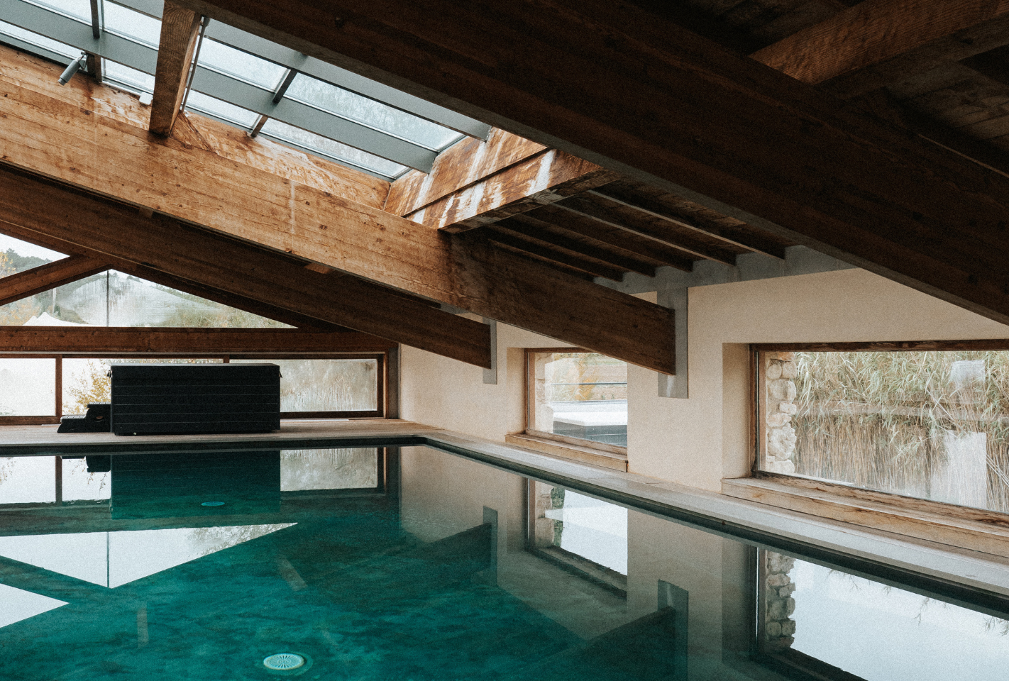 Piscine avec vue panoramique en Provence, parfaite pour se ressourcer lors d'une retraite bien-être ou d'un séjour zen