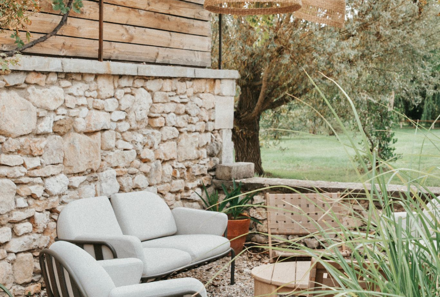 Patio fleuri en Drôme, un lieu enchanteur pour des célébrations ou une retraite bien-être
