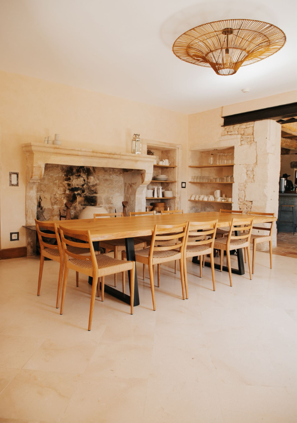 Salle à manger avec des éléments de décoration locale, créant une ambiance chaleureuse pour des repas en groupe