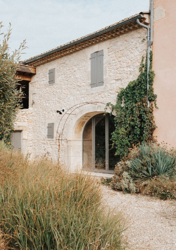 Cour intérieure traditionnelle, idéale pour des cocktails ou des réceptions en plein air, au cœur d'un domaine provençal