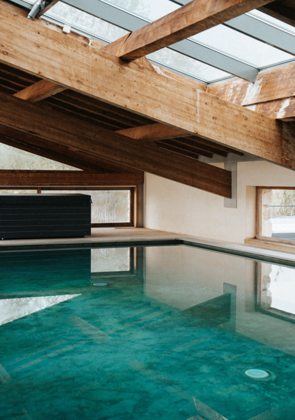 Piscine spacieuse au cœur du domaine, idéale pour une baignade lors d’un séjour zen ou d’un événement