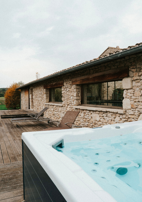 Piscine en plein cœur d'un mas provençal, idéale pour un moment de détente au bord de l'eau, entouré de nature