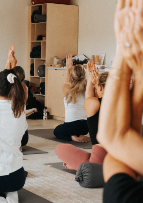 Salle de yoga lumineuse en Provence, idéale pour un séjour méditation et yoga