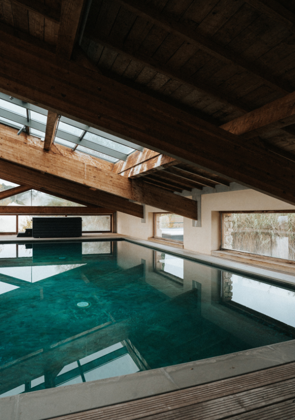 Piscine entourée de jardins méditerranéens, un lieu idéal pour profiter du soleil et du cadre naturel