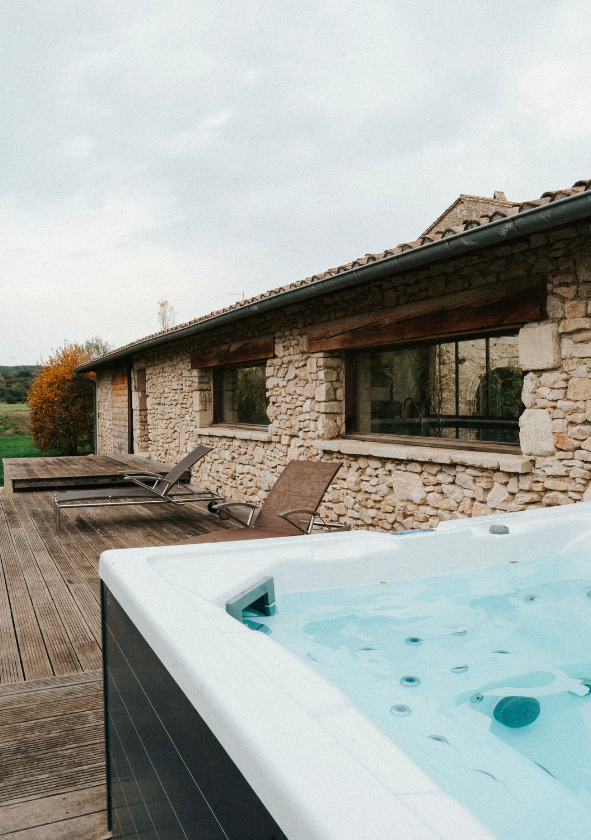 Piscine avec vue imprenable sur les paysages provençaux, parfaite pour un moment de relaxation zen