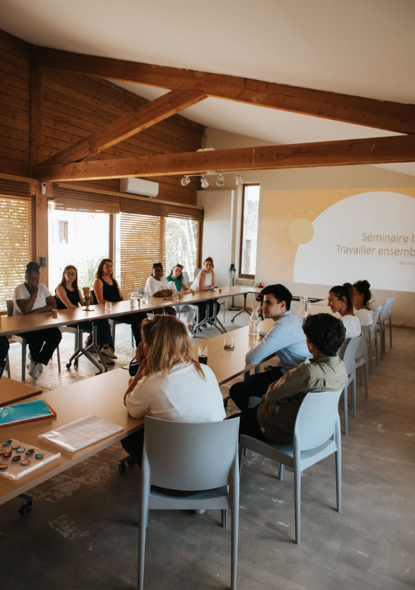 Salle moderne pour séminaire dans un domaine provençal, offrant un cadre tranquille et inspirant pour vos événements professionnels