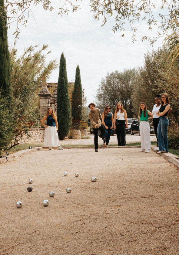 Balade à vélo en famille à travers les paysages provençaux, idéale pour découvrir la région en toute tranquillité
