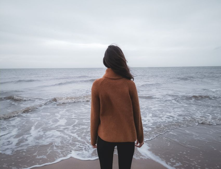 Person som står på stranden mot havet - posttraumatisk stresslidelse - få hjelp ved MKT-Oslo