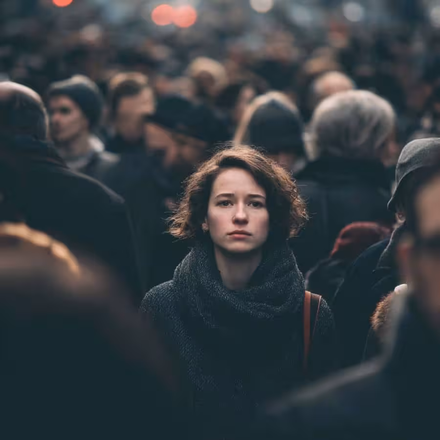 Person som opplever angst i en travel folkemengde, relatert til agorafobi.