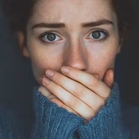 Person som ser redd ut på grunn av frykt for å kaste opp, relatert til emetofobi.