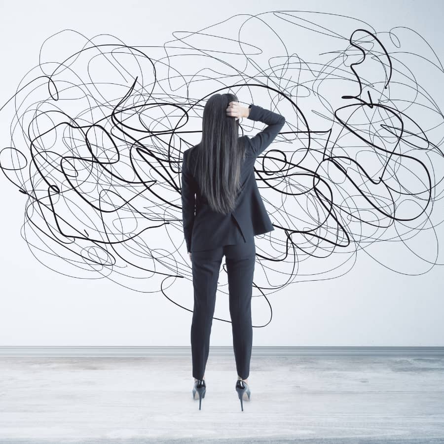 Forretningsmann som klør seg i hodet med spørsmålstegn - imposter syndrom - få hjelp ved MKT-Oslo