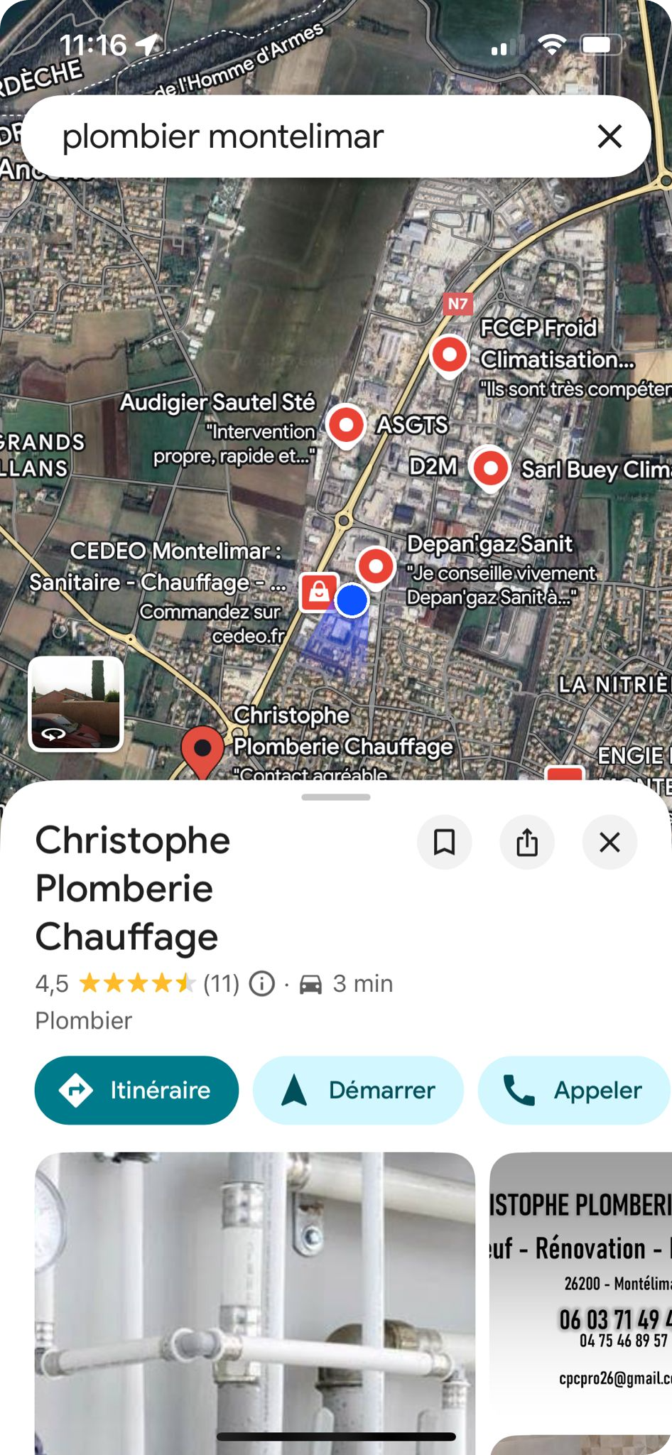 Smartphone affichant une recherche Google Maps "plombier Montélimar" avec plusieurs fiches GMB d'artisans locaux