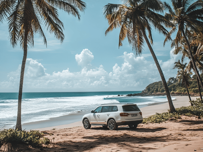 Coche estacionado junto a una playa del Caribe mexicano