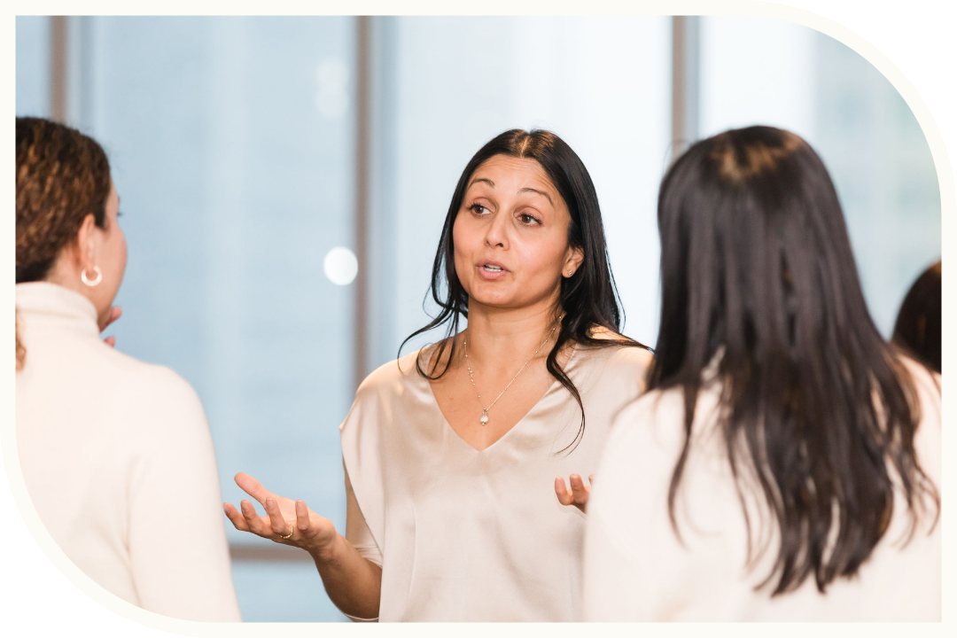 Asha Sarode of Uniquity Consulting discussing leadership with a group of MBA students