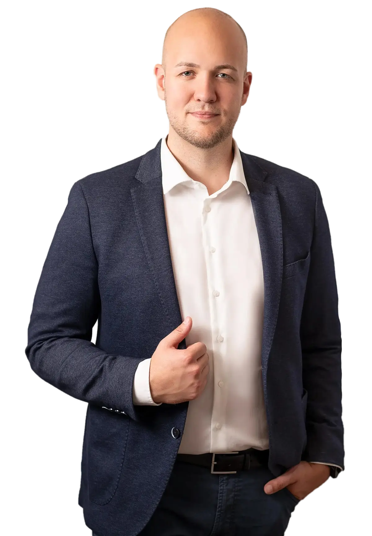 Matthias Hartmann, Gründer von Web Performance, in einem dunkelblauen Sakko und weißem Hemd, mit einer Hand in der Tasche und der anderen Hand leicht angehoben am Sakko.
