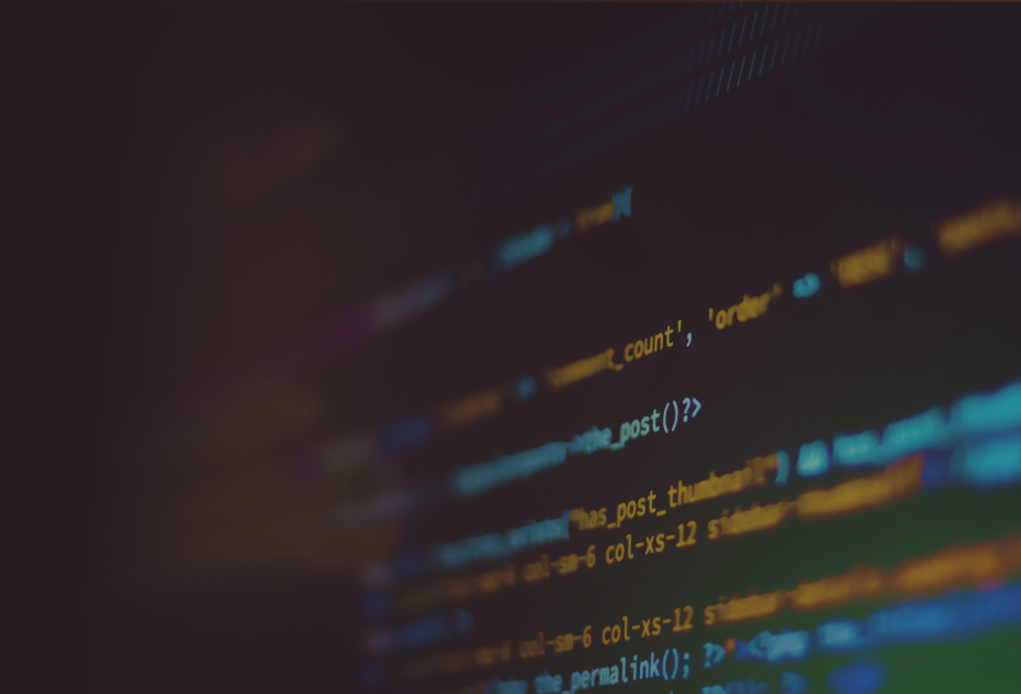 Nahaufnahme von Codezeilen auf einem Bildschirm, mit verschiedenen Programmierbefehlen und Syntaxelementen in unterschiedlichen Farben.