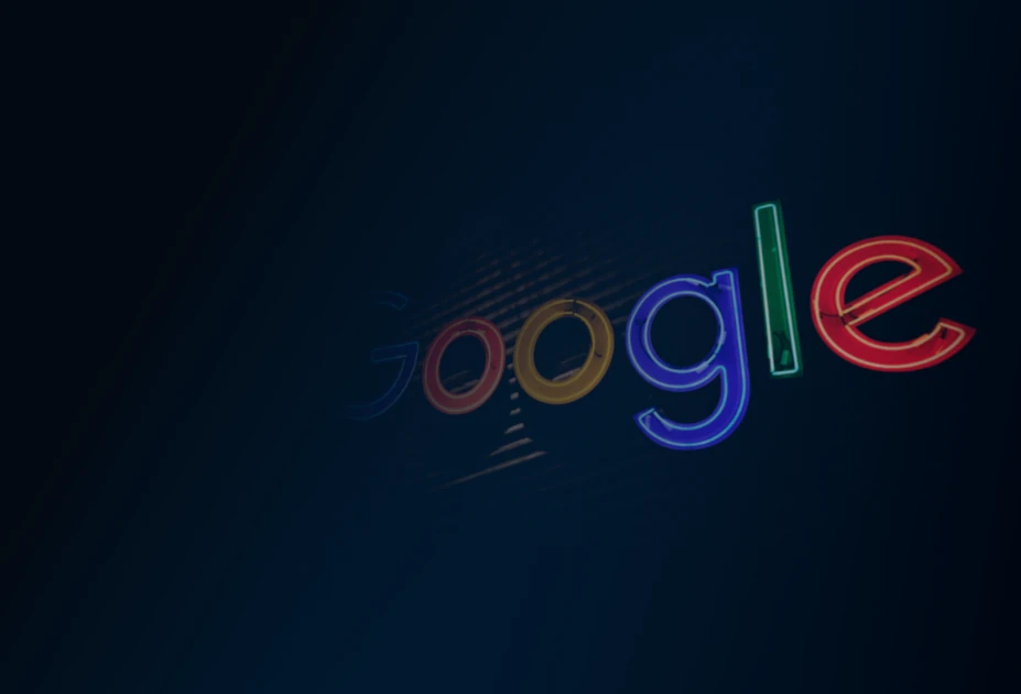Das Google-Logo als Neonreklame in bunten Buchstaben: "G" in Blau, "o'" in Rot, "o" in Gelb, "g" in Blau, "l" in Grün und "e" in Rot. Der Hintergrund ist dunkel.