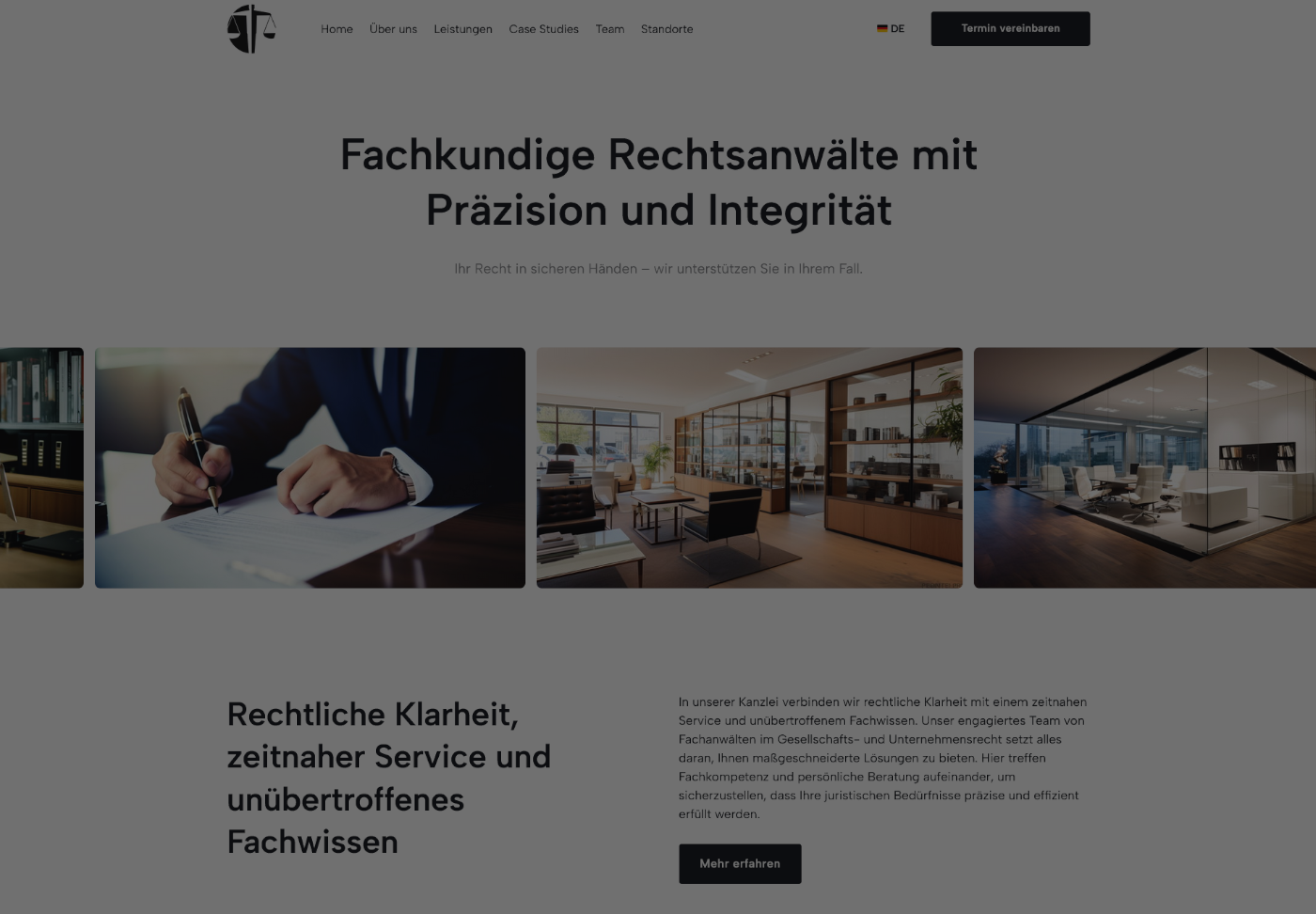 Startseite einer Rechtsanwaltskanzlei mit drei Bildern: 1. Rechtsanwalt in Anzug, 2. modernes Büro, 3. Besprechungsraum. Text: "Fachkundige Rechtsanwälte mit Präzision und Integrität".