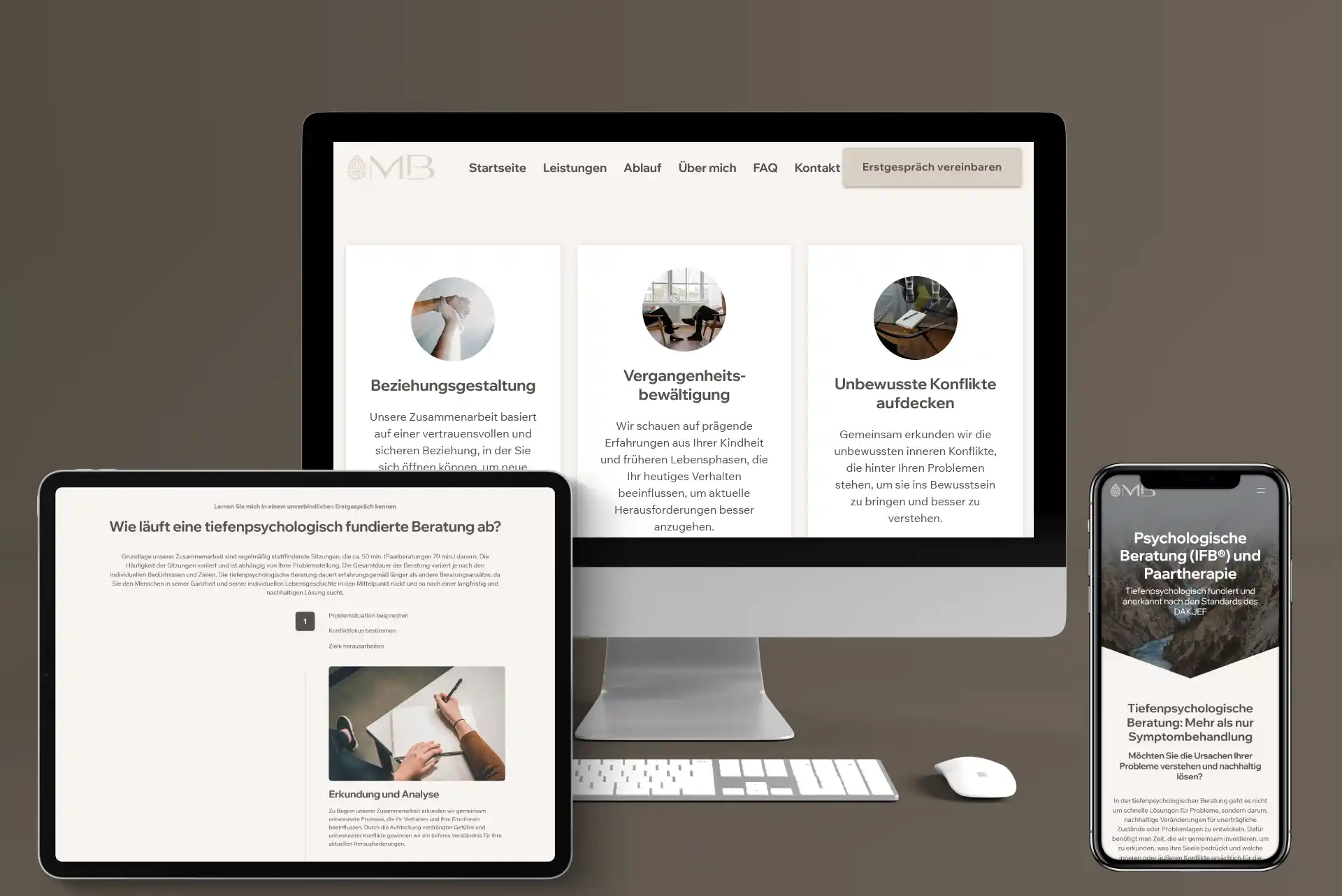 Eine Referenz-Website von Praxis Margit Bloch mit Informationen zu psychologischer Beratung wird auf einem Desktop-Monitor, einem Tablet und einem Smartphone dargestellt.