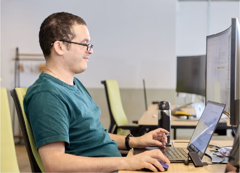 PCの前で仕事をする男性社員