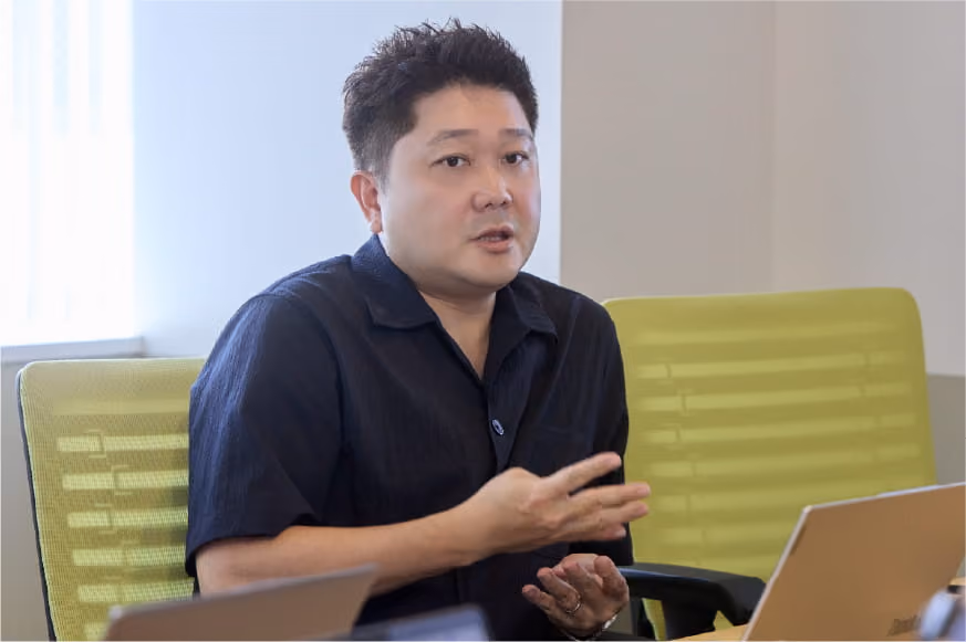 会議をする服部CEO