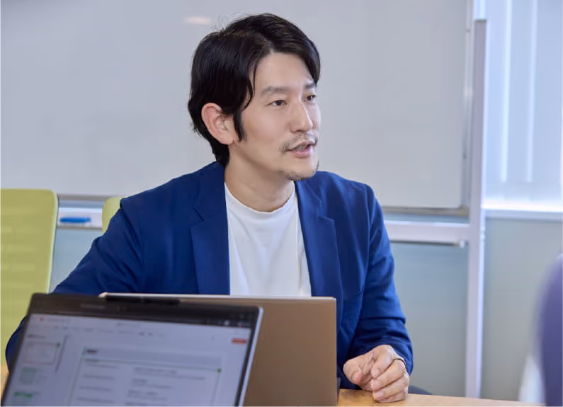 ミーティングでディスカッションする男性社員
