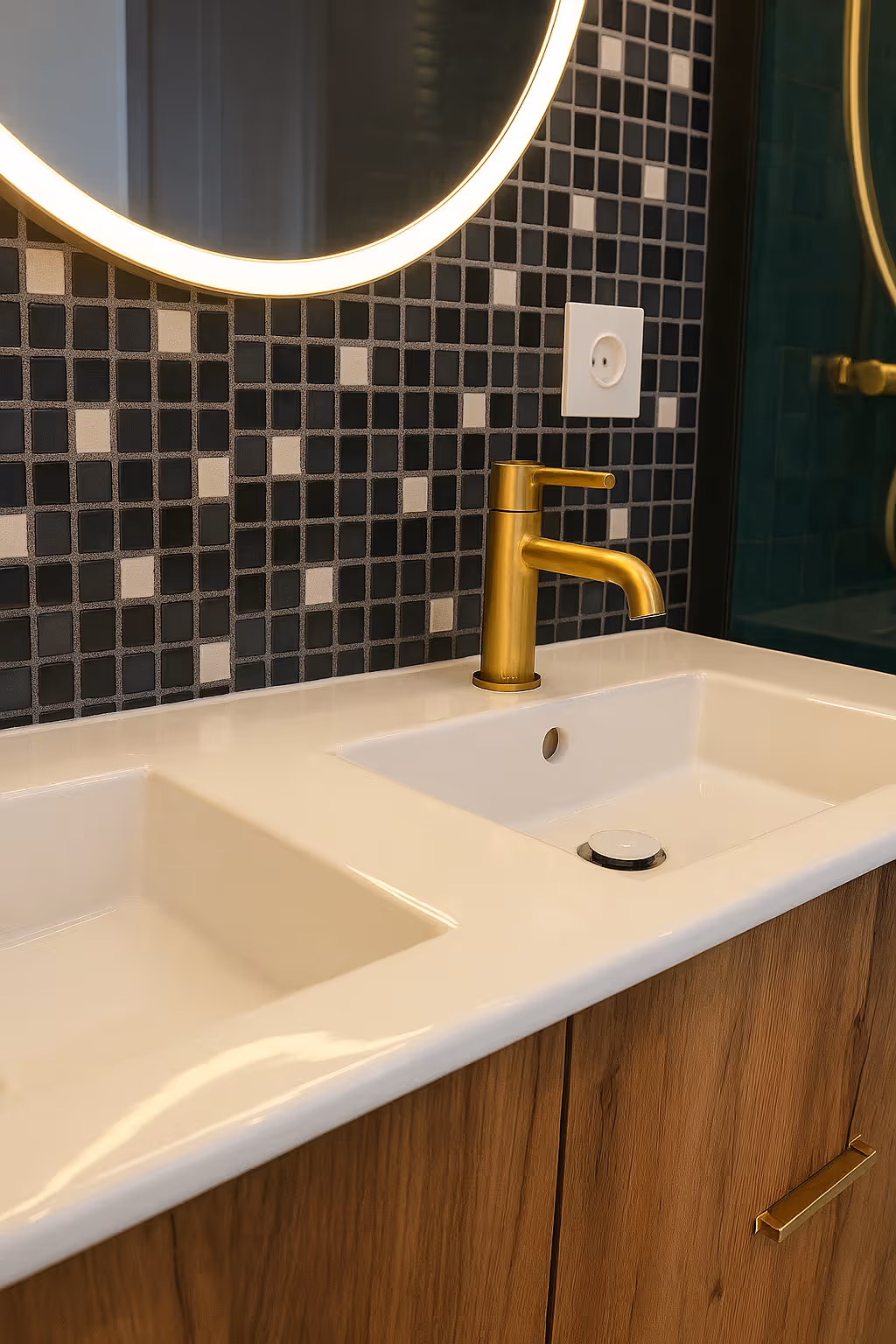 lavabo double vasque avec robinet dorée, mirroir éclairage et faillance bleu et blanche sur le mur