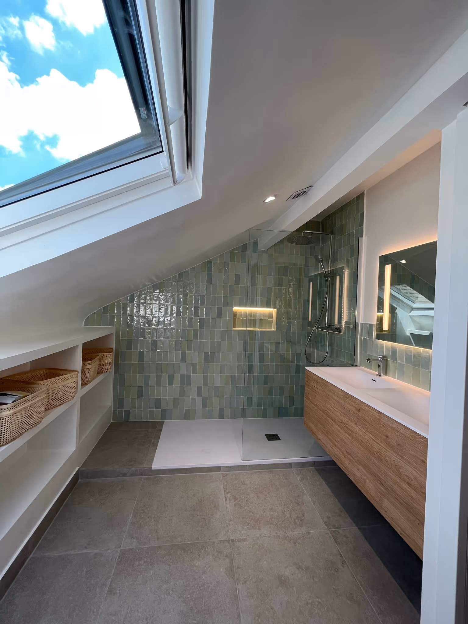 magnifique salle de bain aménégée dans les combles avec un puit de lumière. travaux réalisés par Maison Laborde, expert en rénovation d'intérieur