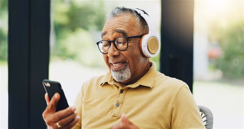 Homme âgé écoutant de la musique en streaming