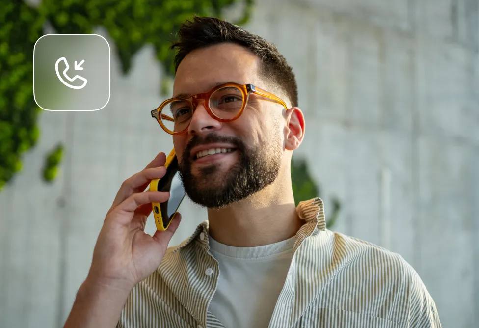 Persona hablando por teléfono