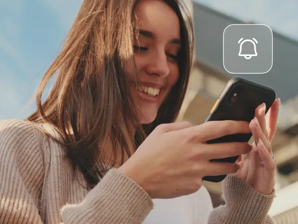 Persona recibiendo SMS