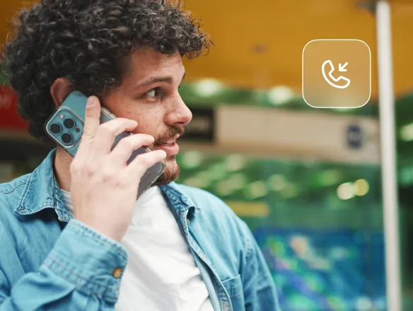 Persona hablando por teléfono