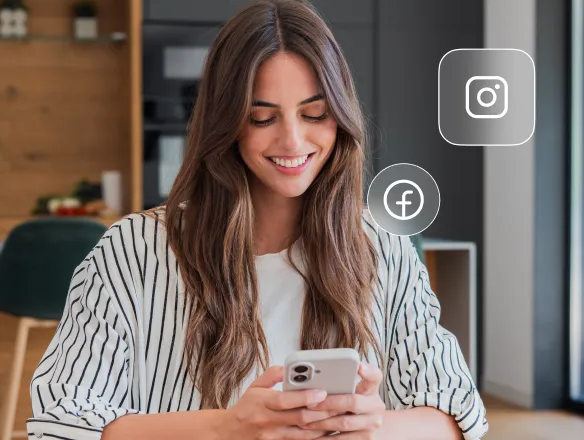 Persona usando Instagram y Facebook