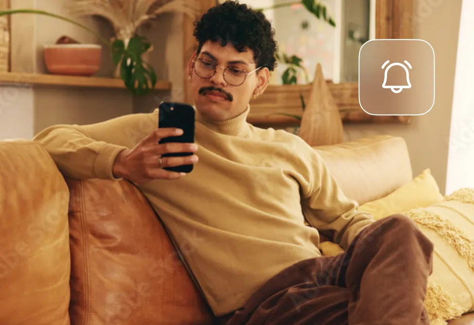 Persona recibiendo SMS