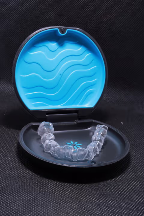 invisalign®-niewidoczne-nakladki-na zeby