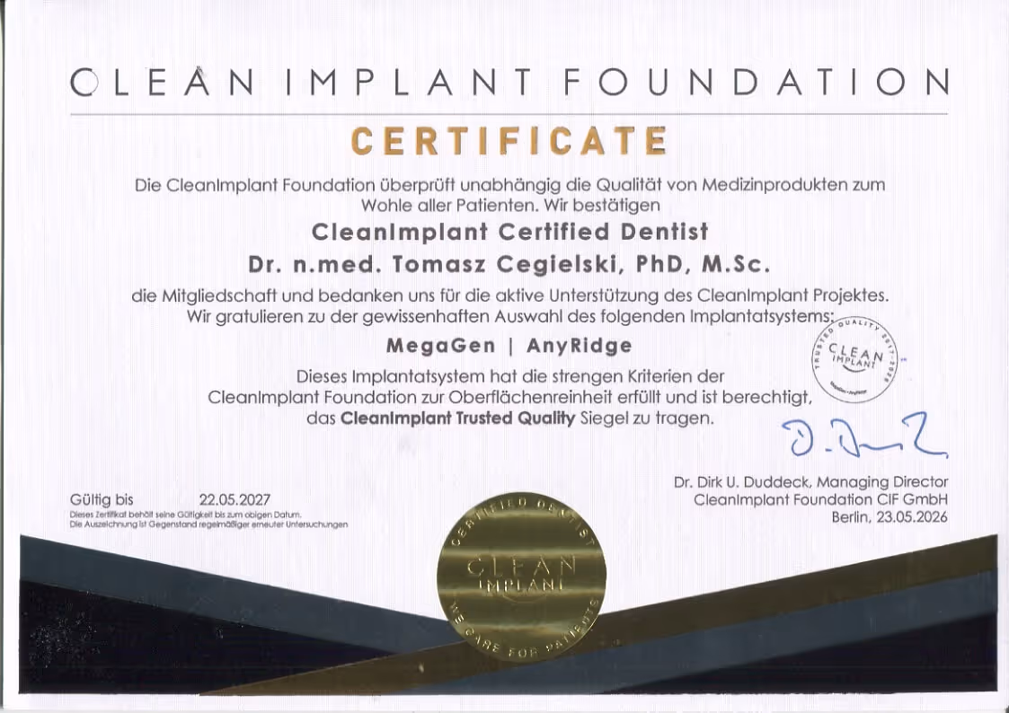 CleanImplant-Zertifikat in deutscher Sprache für Dr. Tomasz Cegielski, das die Schulung im AnyRidge-Implantatsystem bestätigt.