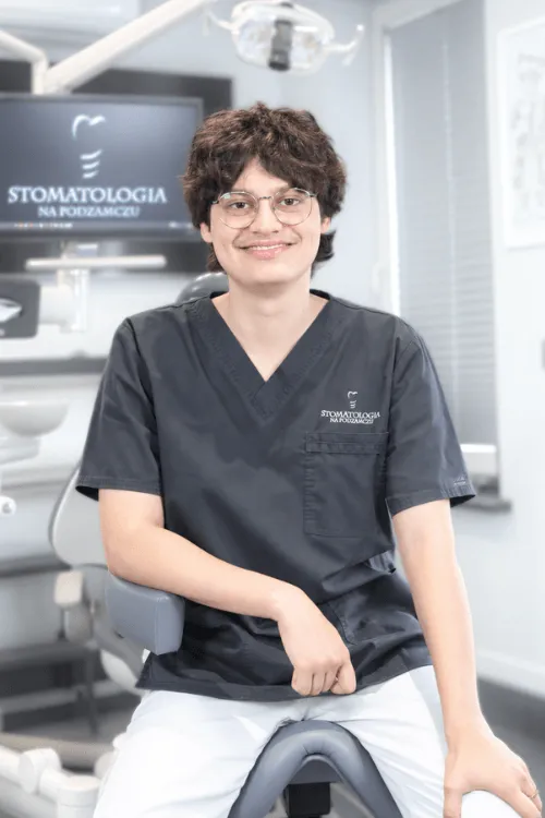 Sasza Romanenko – portret członka zespołu Stomatologii na Podzamczu w Szczecinie