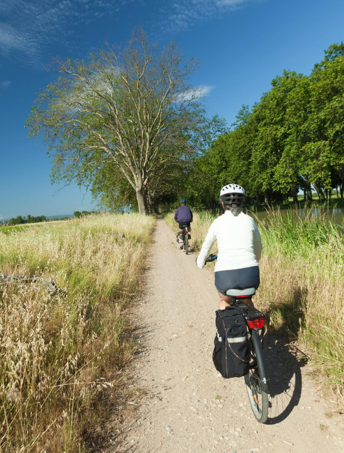 Cycliste sur le parcours du canal du midi à vélo, séjour organisé par l'agence de voyages Belle Allure.