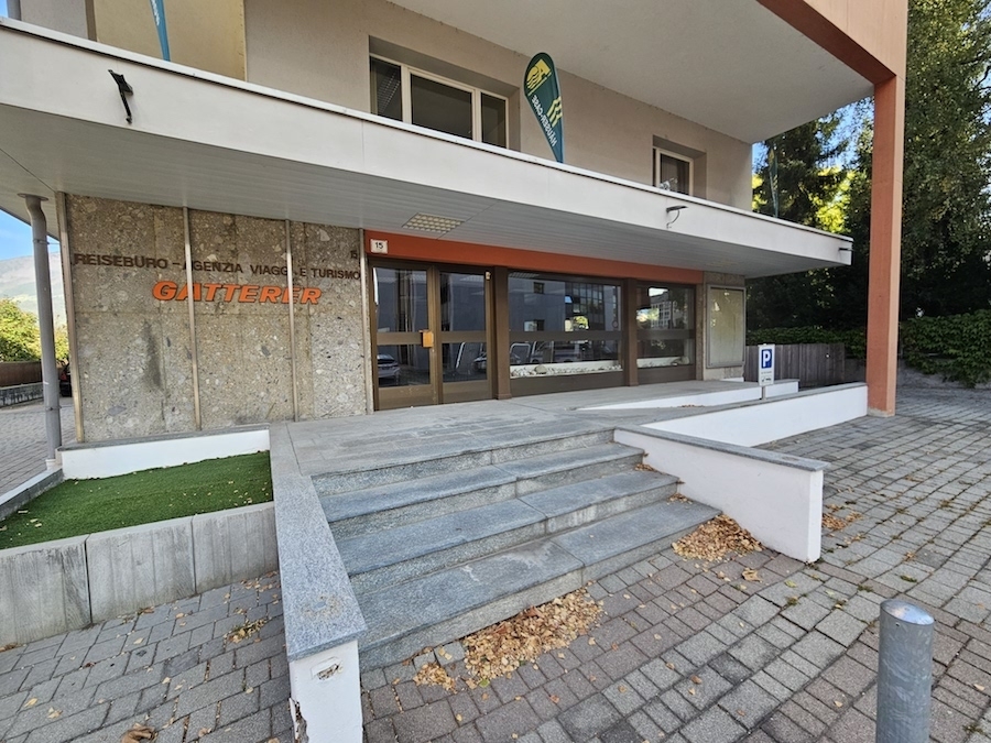 Büro/Studio/Ambulatorium/Geschäftslokal mit großer Fensterfront und Kundenparkplätzen im Zentrum