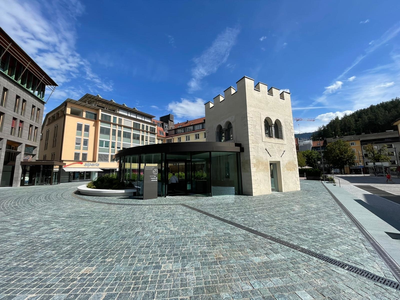 Großzügiges, neues Geschäftslokal in der "RAIFFEISEN PASSAGE" im Zentrum von Bruneck