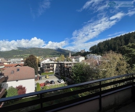 Große Dachgeschosswohnung in zentrumsnaher, ruhiger Lage in Bruneck