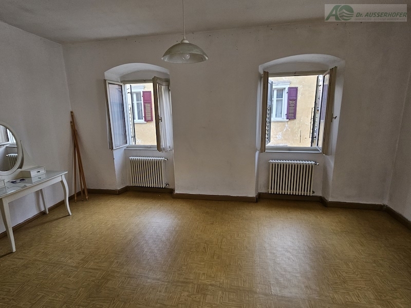 Dreizimmerwohung in denkmalgeschützen Gebäude mit Potential im Dorfzentrum