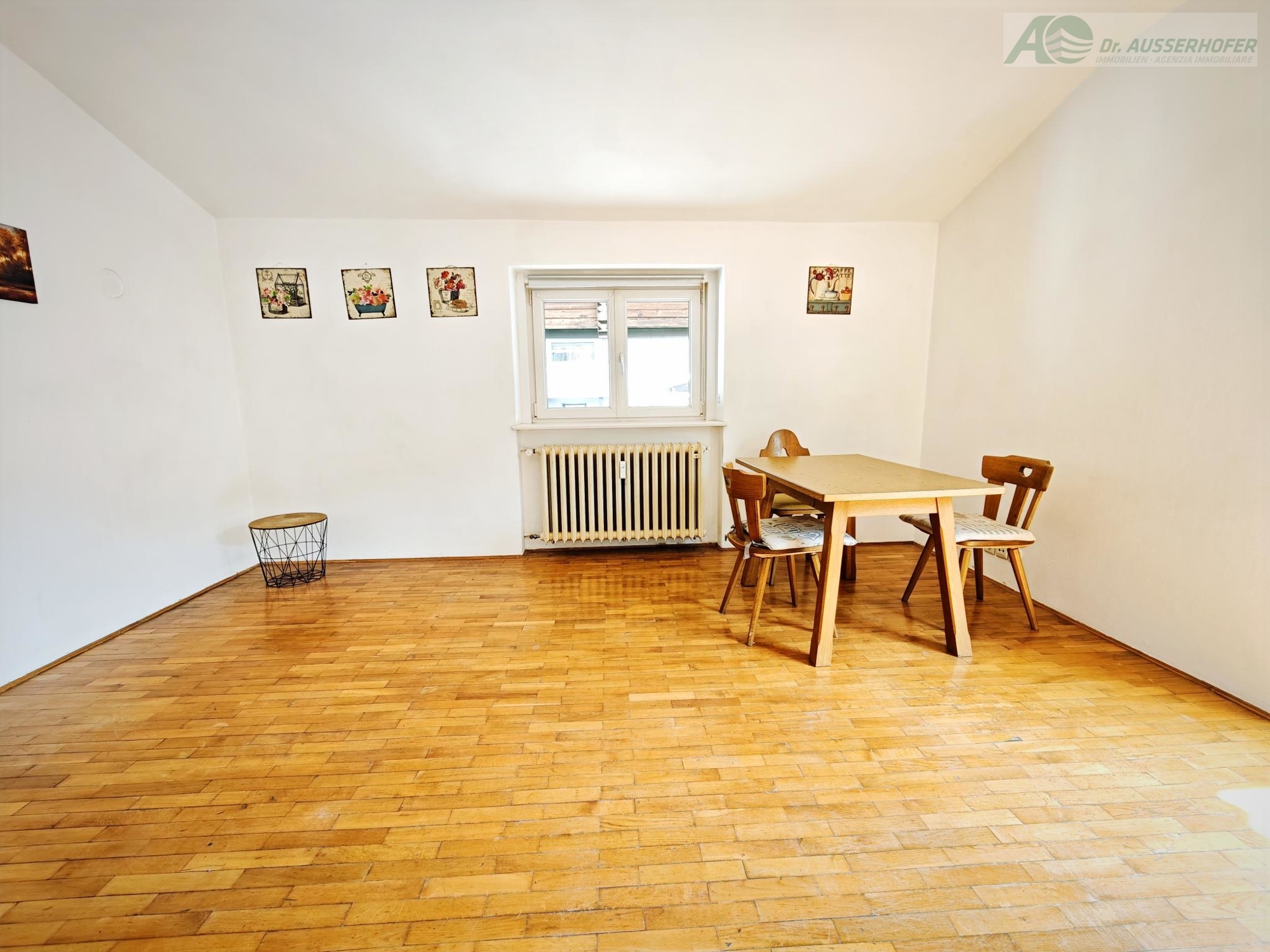 Gemütliche Vierzimmerwohnung mit Balkon, Garagen und Ausbaupotenzial