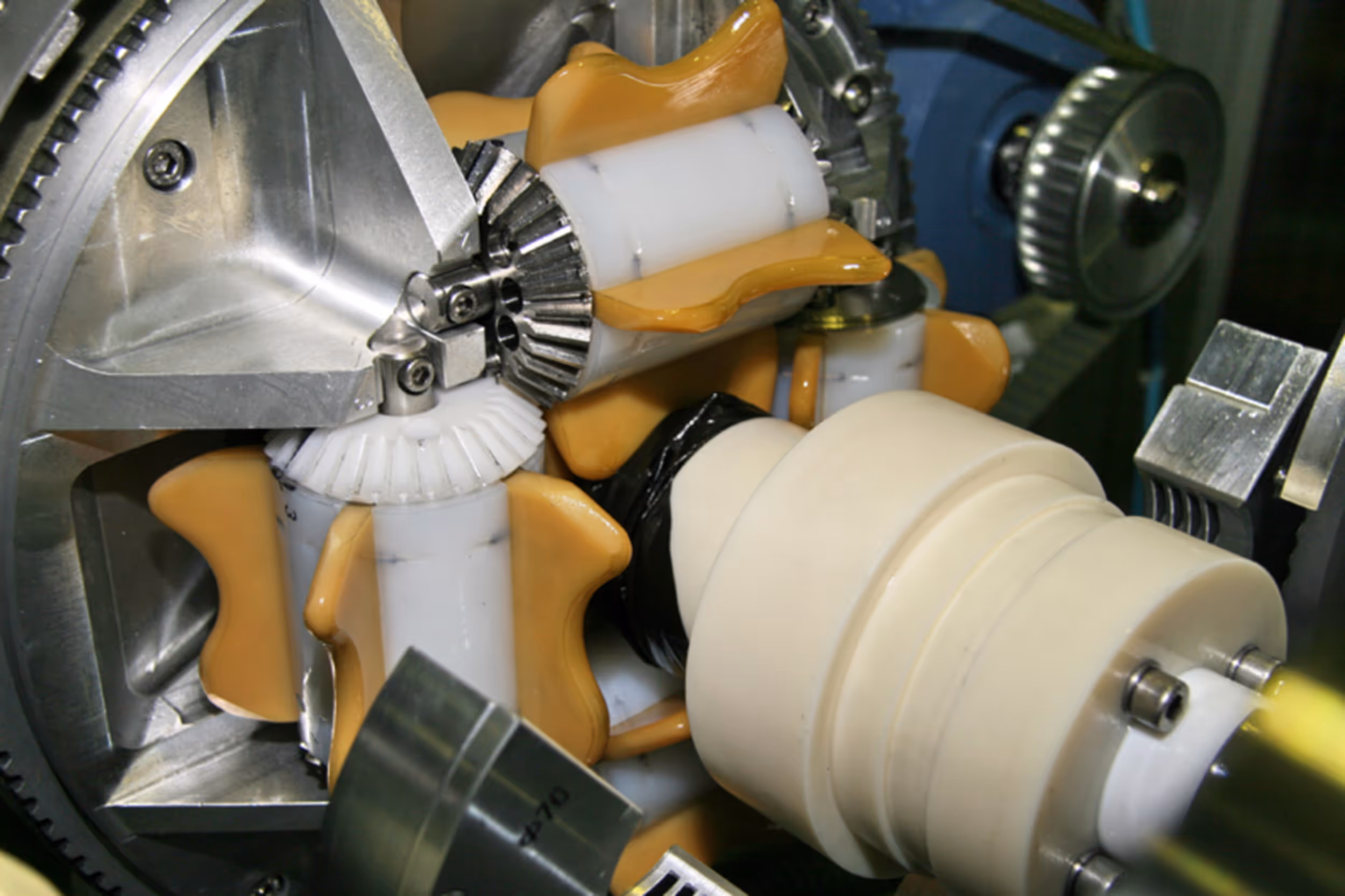 Entdecken Sie unsere effizienten Lösungen zum Abstreifen von Materialien und Medien, basierend auf der robusten Diepothan® und Vulkollan® Technologie. Unsere Produkte bieten eine herausragende Kombination aus physikalischen und mechanischen Eigenschaften, ideal für herausfordernde Einsatzgebiete wie den Schiffsbau, die Pipelineverlegung und allgemeinen Maschinenbau.